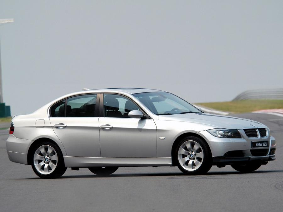  BMW 325i Sedan 2005 года  (фото 1 из 11)